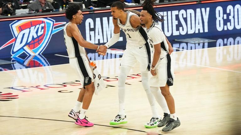 Victor Wembanyama (33), Spurs rout Thunder in Game 4 to even series 