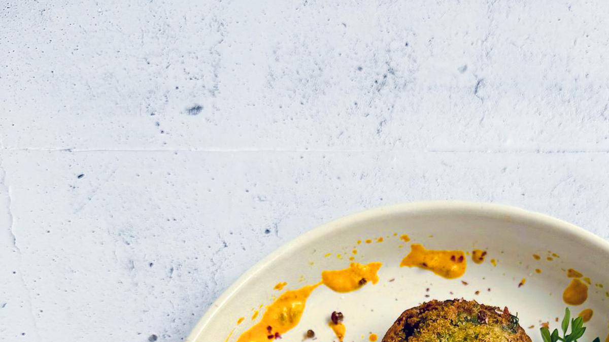 These balls 'Berlin falafel with curry-tahini sauce' are made from 400 g of cooked white bean. (Elissavet Patrikiou/Südwest Verlag/dpa/TNS)