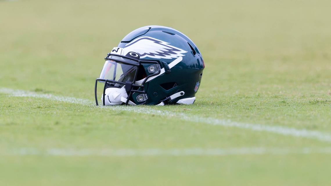  PHILADELPHIA, PA - AUGUST 04: A detailed view of a Philadelphia Eagles helmet during training camp at the NovaCare Complex on August 4, 2021 in Philadelphia, Pennsylvania. (Photo by Mitchell Leff/Getty Images) 