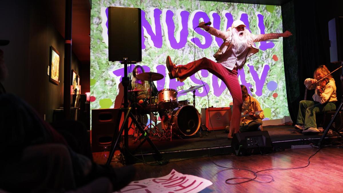 LOS ANGELES, CA - APRIL 28, 2026: Frontrunner Noel Rhodes opens the show called Unusual Tuesday at Sun Space on April 28, 2026 in Los Angeles, CA. Visual artists and musicians gather for a variety show in the small intimate space. (Gina Ferazzi / Los Angeles Times)