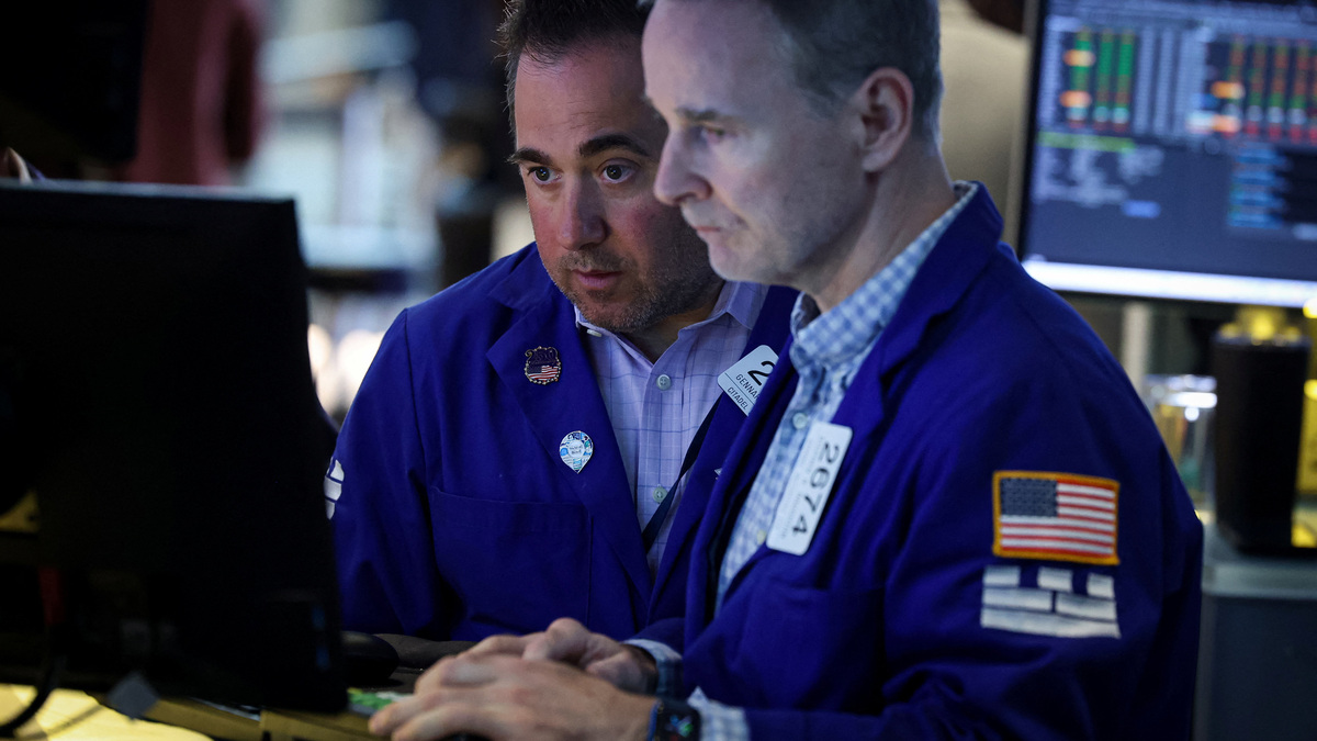 Traders work on the floor at the New York Stock Exchange (NYSE) in New York City, U.S., June 24, 2026.  REUTERS/Brendan McDermid
