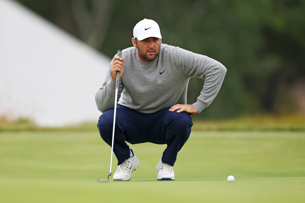 Jun 18, 2026; Southampton, New York, USA; Scottie Scheffler lines up his putt on the second hole during the first round of the U.S. Open golf tournament. Mandatory Credit: Bill Streicher-Imagn Images