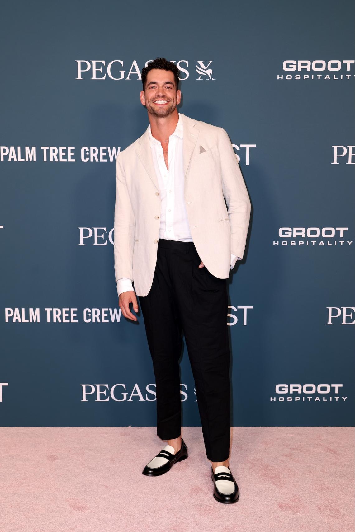  Alexander Tamargo/Getty Images) 