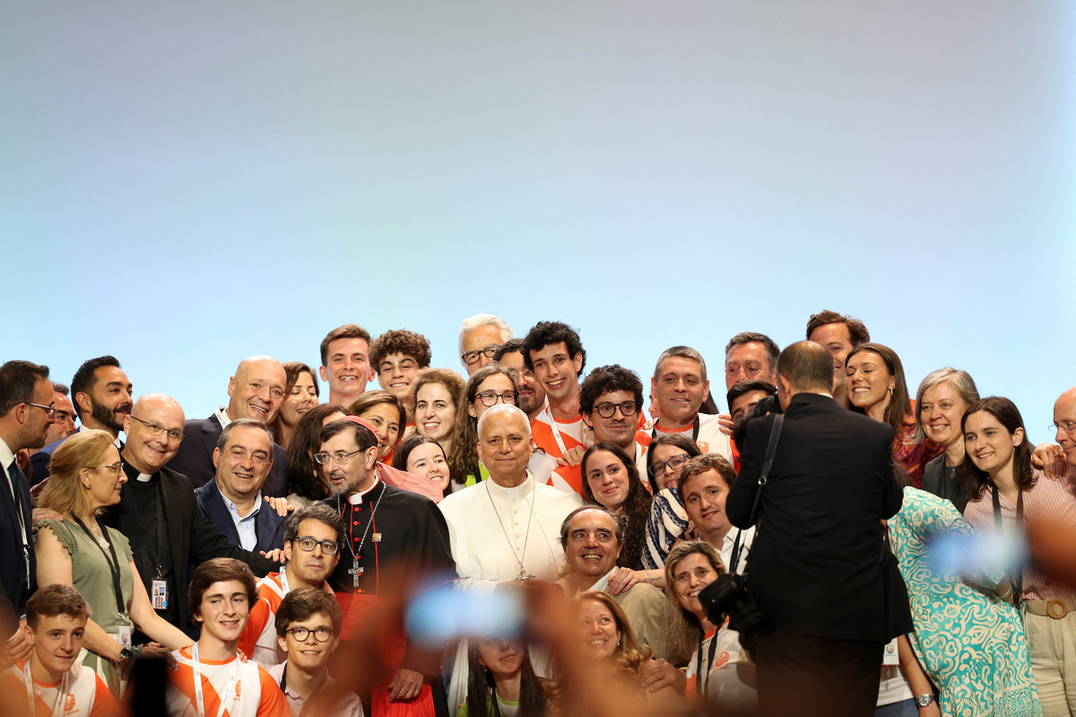 Pope Leo XIV poses for a photograph with with volunteers from the IFEMA centre during his apostolic journey in Madrid, Spain, June 9, 2026. REUTERS/Violeta Santos Moura