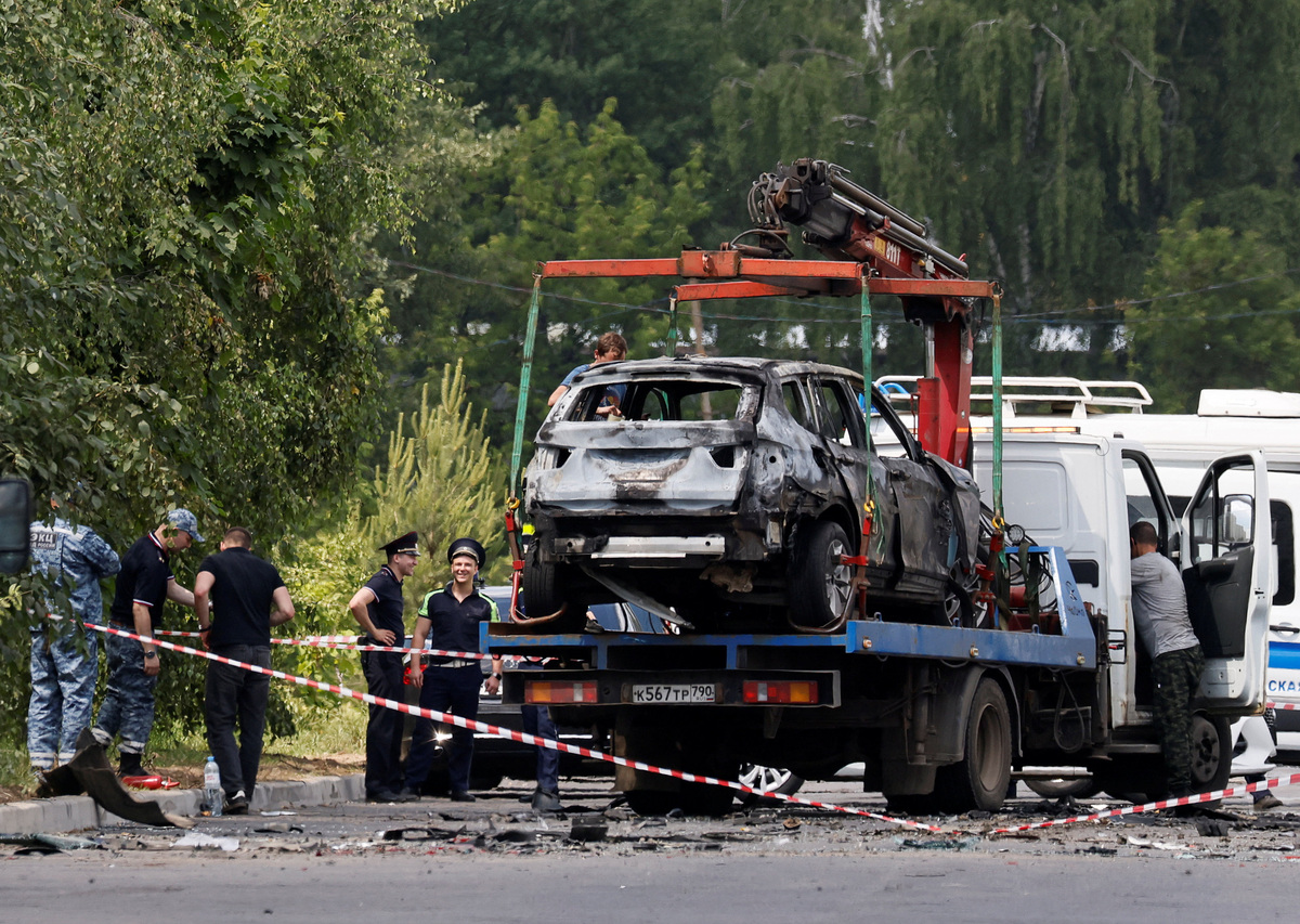 A crane lifts a wrecked car at the scene of a car explosion, which killed the driver, in the city of Balashikha in the Moscow region, Russia, June 9, 2026. REUTERS/Yulia Morozova