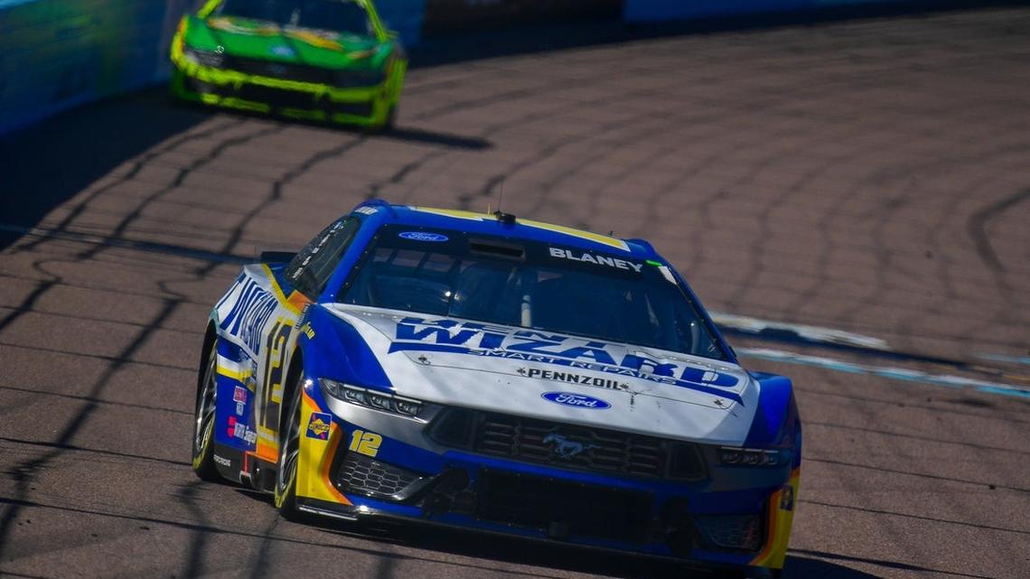 Ryan Blaney holds on in Phoenix, ends Tyler Reddick's winning streak 