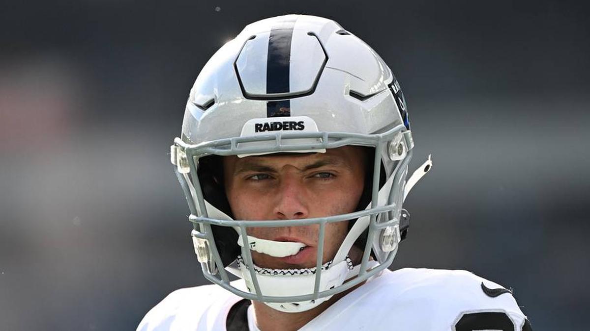  Dec 14, 2025; Philadelphia, Pennsylvania, USA; Las Vegas Raiders tight end Brock Bowers (89) looks on before the game against the Philadelphia Eagles at Lincoln Financial Field. Mandatory Credit: Eric Hartline-Imagn Images | Eric Hartline-Imagn Images 
