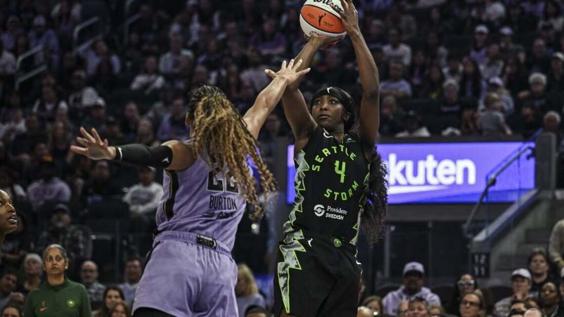 Valkyries silence Storm, 70-57, close on first-place Minnesota 