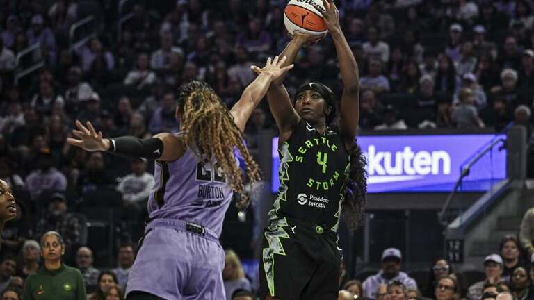 Valkyries silence Storm, 70-57, close on first-place Minnesota 