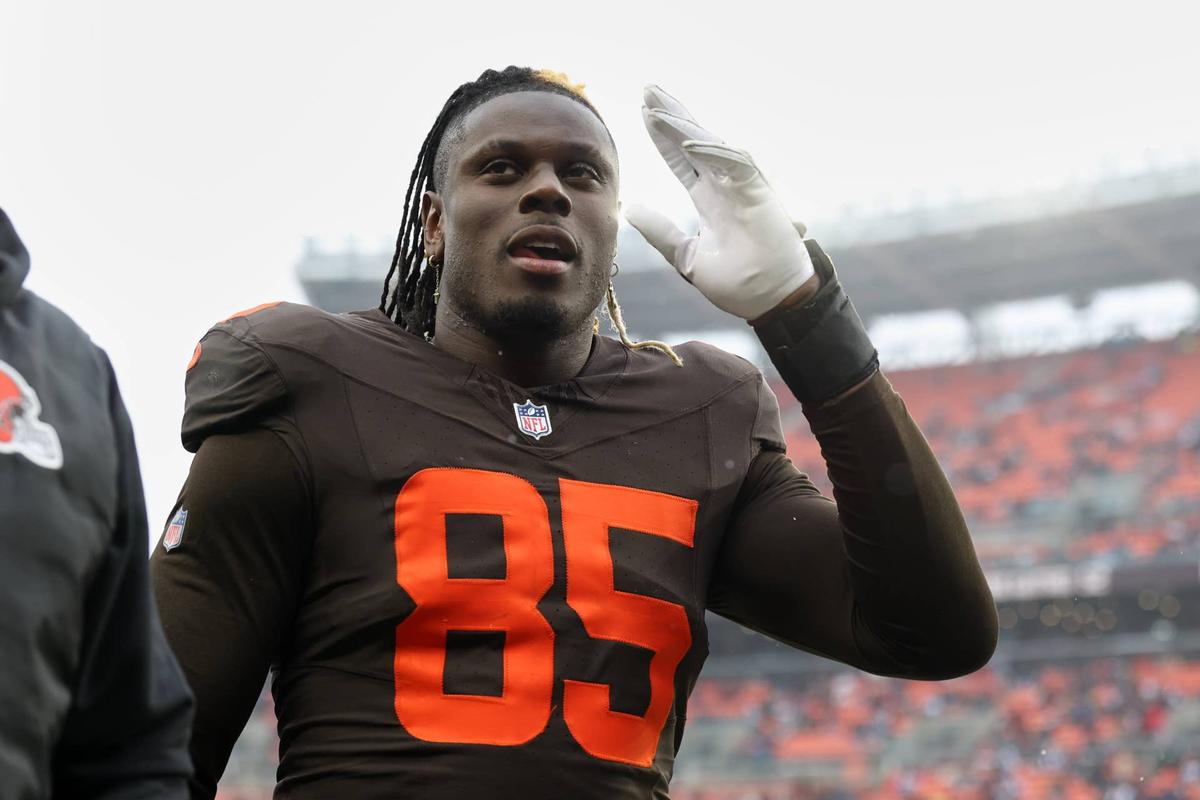  Cleveland Browns tight end David Njoku (85) walks off the field after the game against the Tennessee Titans on Dec. 7, 2025. 