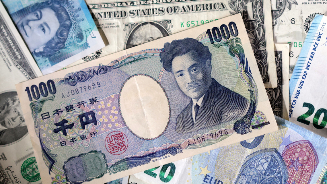 Yen headed for strongest week in a month, dollar flat ahead of payroll data 