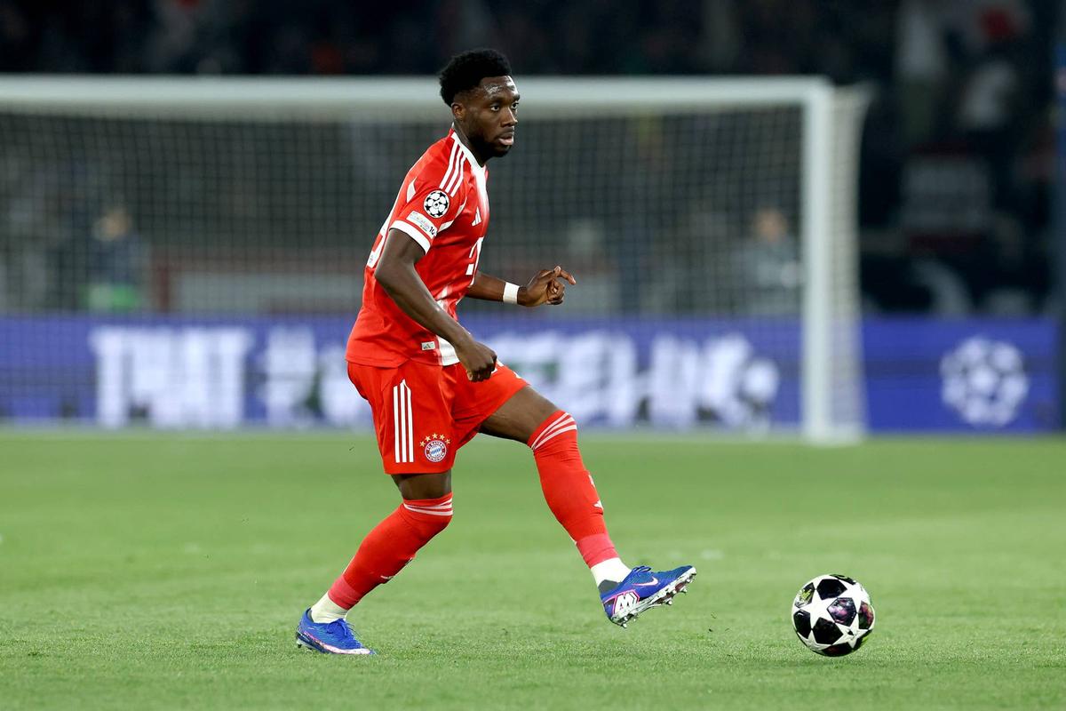  Alphonso Davies runs with the ball during the UEFA Champions League 2025/26 Semi Final First Leg match between Paris Saint-Germain and FC Bayern München. Photo by Alexander Hassenstein/Getty Images