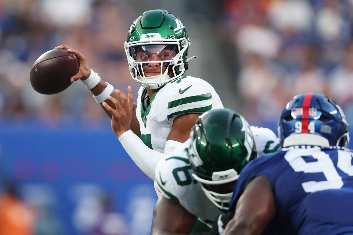 New York Jets quarterback Justin Fields (7) Vincent Carchietta-Imagn Images