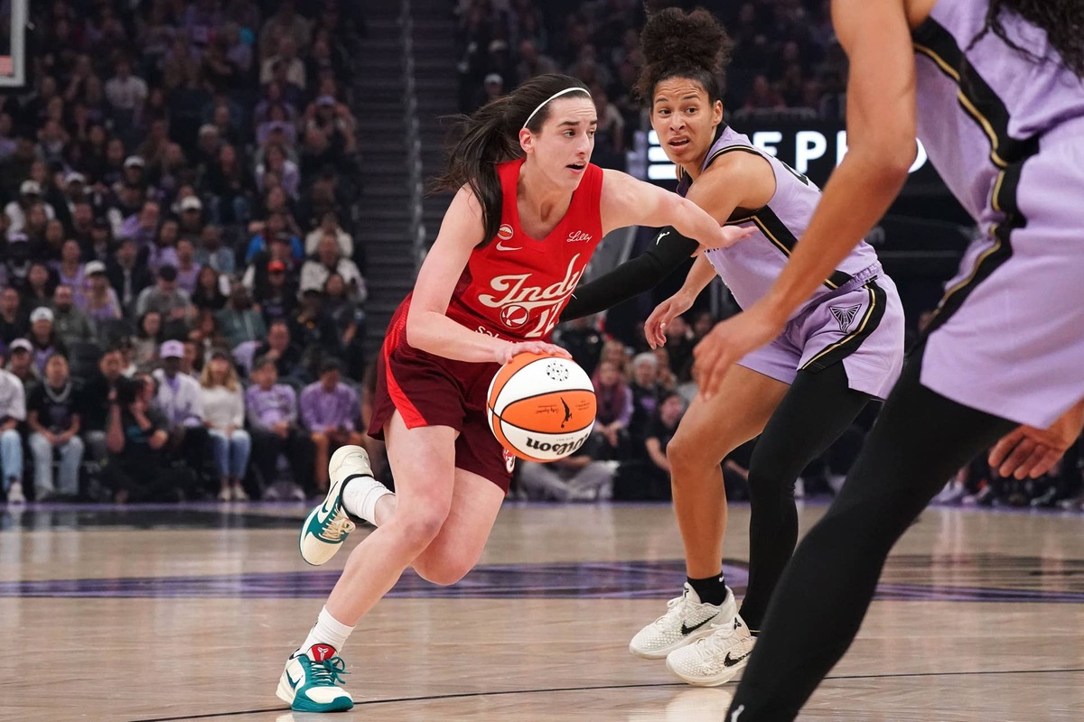  May 28, 2026; San Francisco, California, USA; Indiana Fever guard Caitlin Clark (22) dribbles past Golden State Valkyries guard Veronica Burton (22) in the first quarter at Chase Center. Mandatory Credit: David Gonzales-Imagn Images 