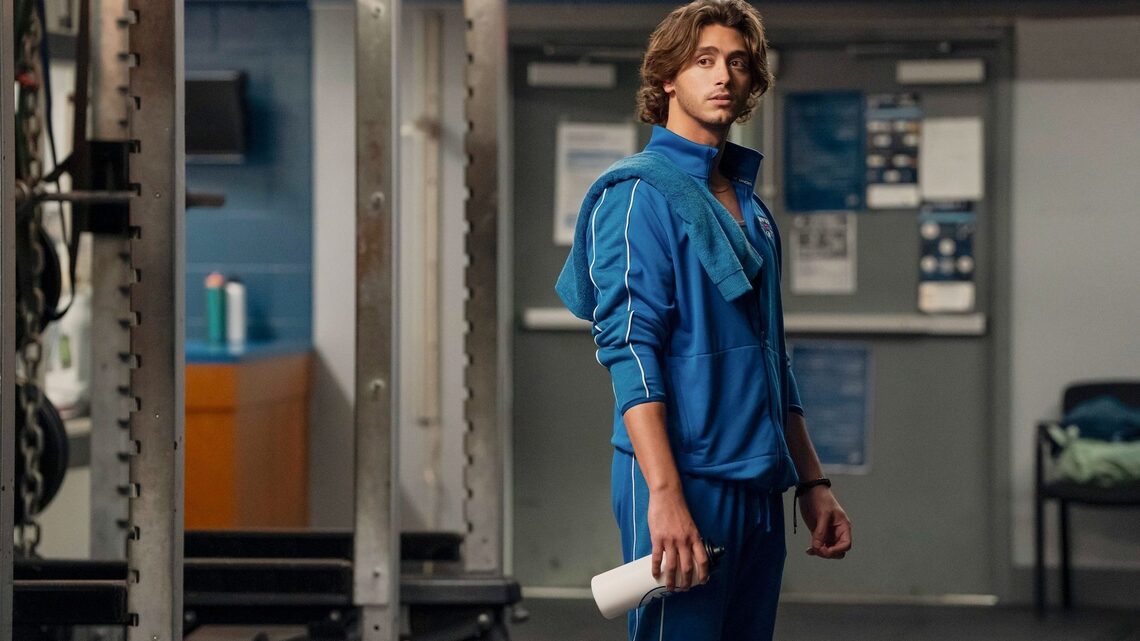 'Off Campus' Star Explains Why Show Deviating From Book Order is 'Good' 