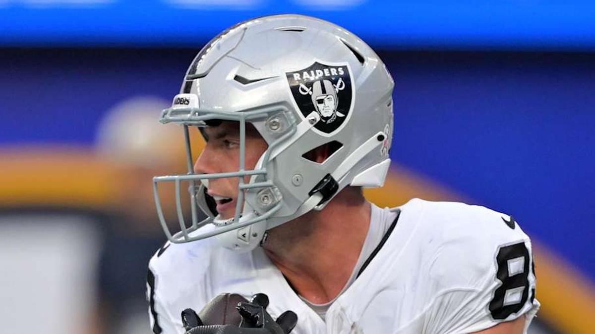  Nov 30, 2025; Inglewood, California, USA; Las Vegas Raiders tight end Brock Bowers (89) makes a touchdown catch against the Los Angeles Chargers during the first half at SoFi Stadium. Mandatory Credit: Jayne Kamin-Oncea-Imagn Images | Jayne Kamin-Oncea-Imagn Images 