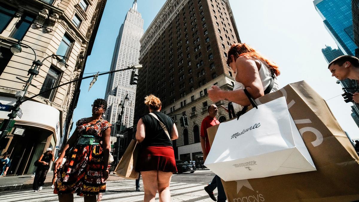 A woman carries shopping bags in Manhattan in New York City, U.S., August 11, 2025. REUTERS/Eduardo Munoz