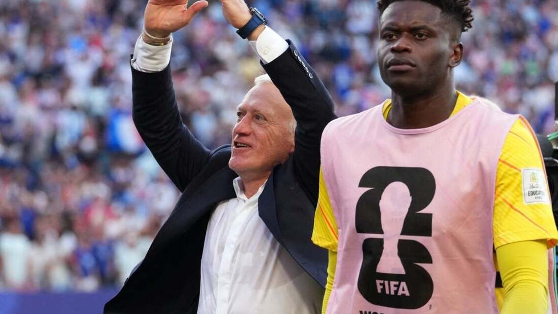 France manager Didier Deschamps addresses yellows 