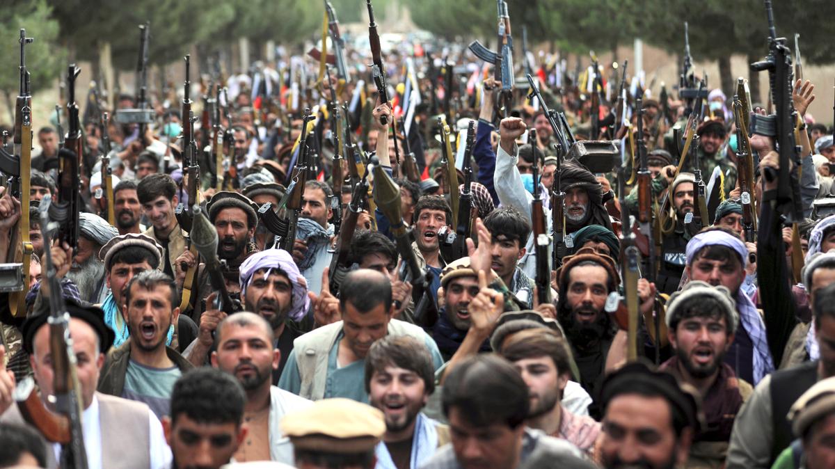 Cientos de milicianos se unen a soldados y fuerzas de seguridad del gobierno afgano, durante una movilización de tropas para enfrentar el auge de los talibanes, el 23 de junio de 2021 en Kabul, Afganistán.