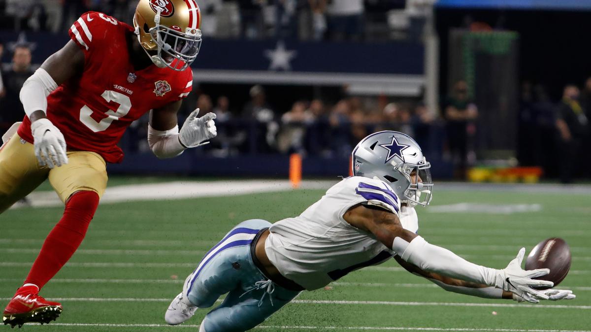 Cedrick Wilson Jr. (der.), quien ha jugado tres años para los Cowboys, acordó un contrato de tres años y $22.8 millones, con $12.75 millones garantizados,