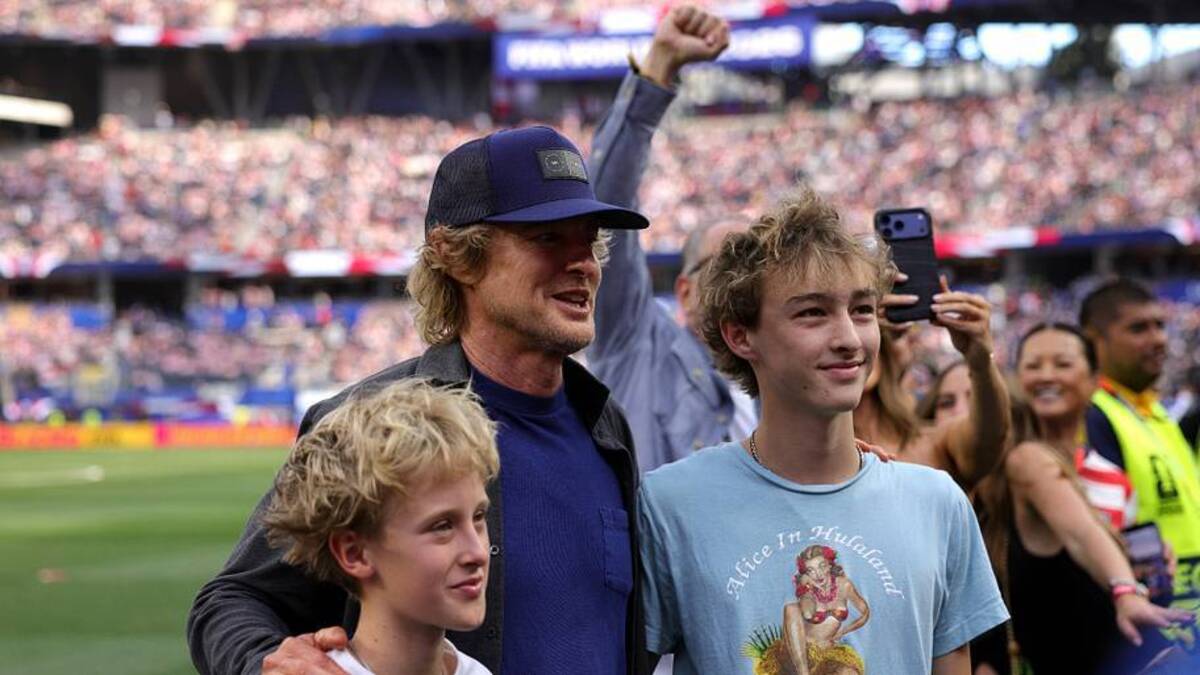  Owen Wilson (center) was pitchside. | John Dorton/USSF/Getty Images 
