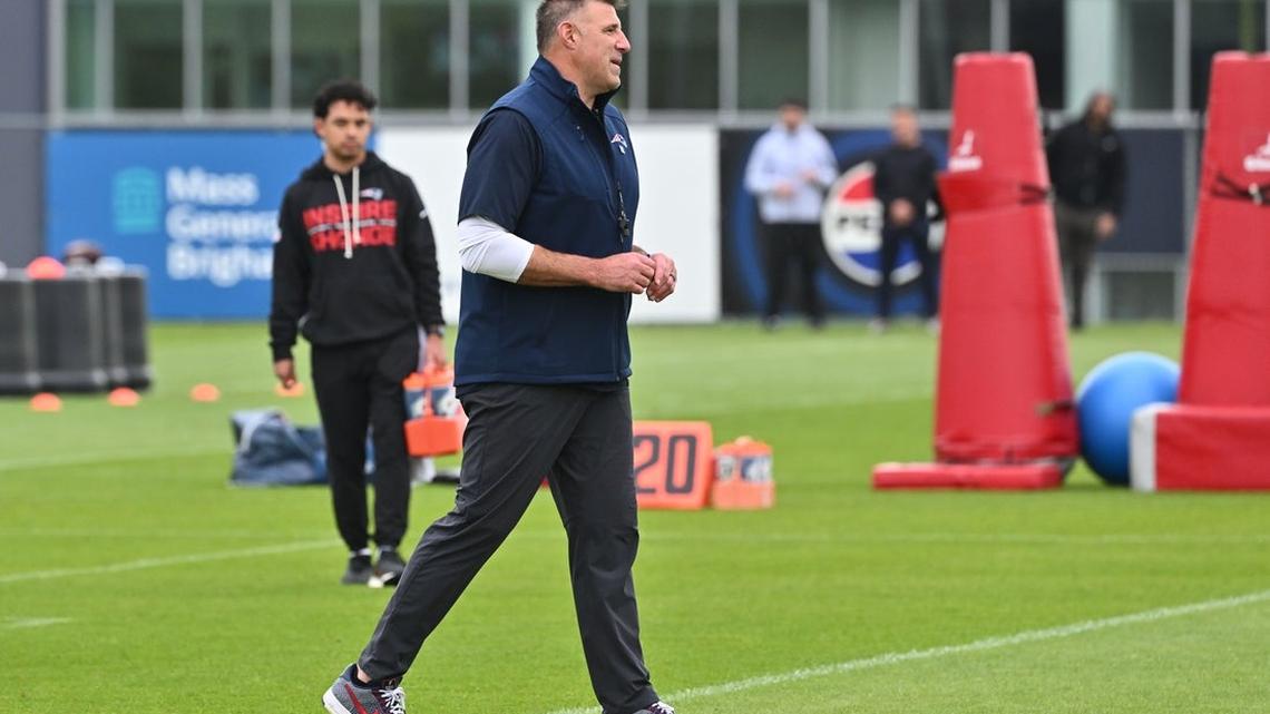 Patriots coach Mike Vrabel dances around distractions, 'focus on today' 