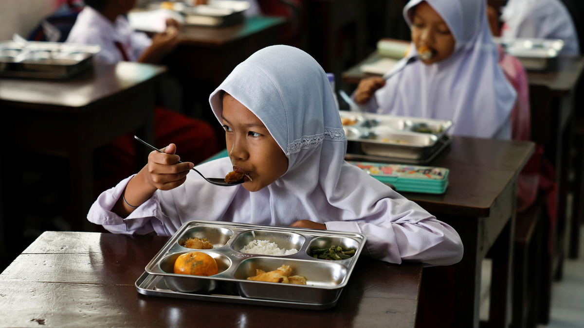 Students eat meals from the free nutritious meals program at a school in Jakarta, Indonesia, January 6, 2025. REUTERS/Willy Kurniawan