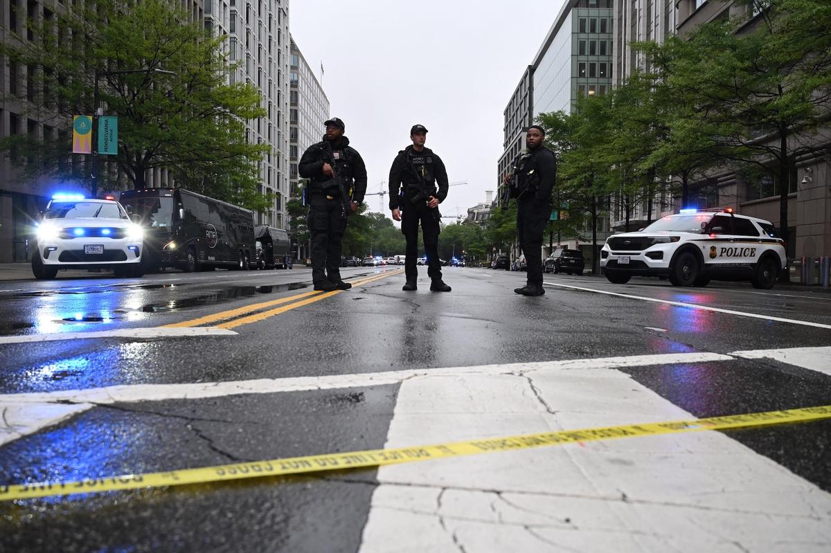  Police vehicles and armed Secret Service agents are seen on a blocked street near the White House.Getty Images/Alex WROBLEWSKI / AFP 