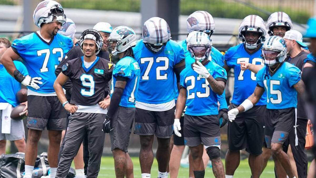 Jun 9, 2026; Charlotte, NC, USA; Carolina Panthers quarterback Bryce Young (9) and his offensive teammates during the first day of mini camp at Bank of America Stadium practice facility. | Jim Dedmon-Imagn Images 