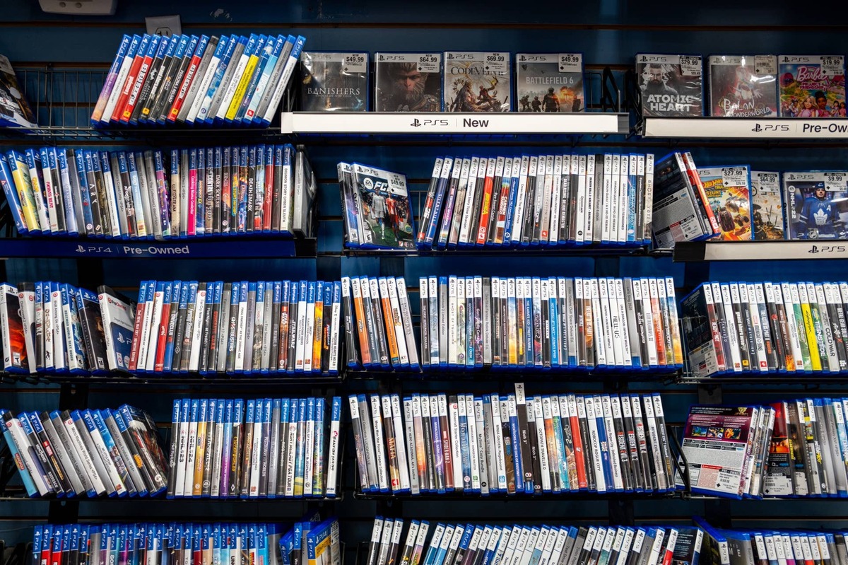  Sony will end physical disc production for new PlayStation games starting January 2028, shifting the platform fully digital. 