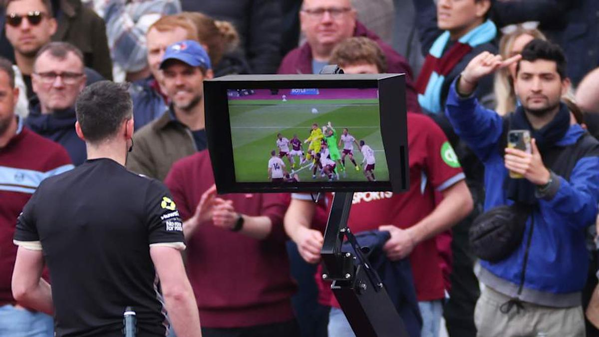  It took 17 replays for Chris Kavanagh to make his final decision. | Marc Atkins/Getty Images 