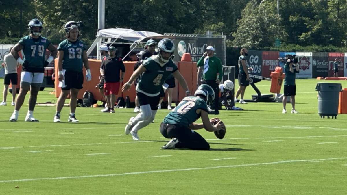  Jake Elliott practices his field goals during the Eagles' training camp. | Ed Kracz/Eagles on SI 