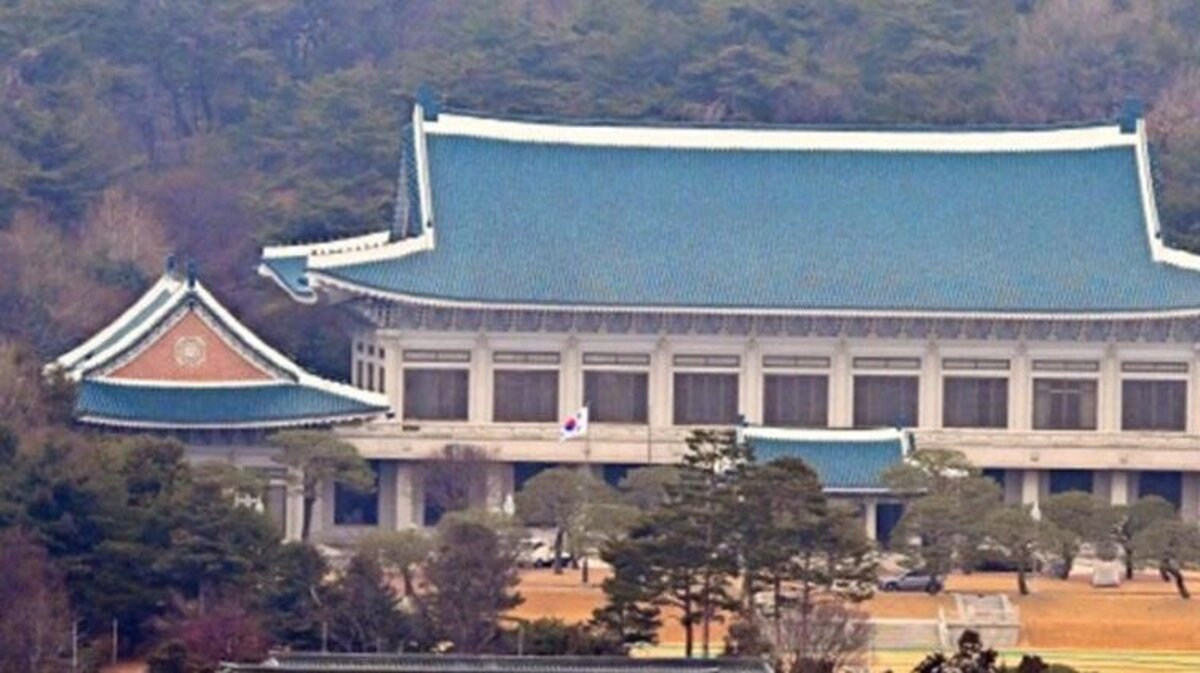 The South Korean flag flies over Cheong Wa Dae in Seoul. Photo by Asia Today