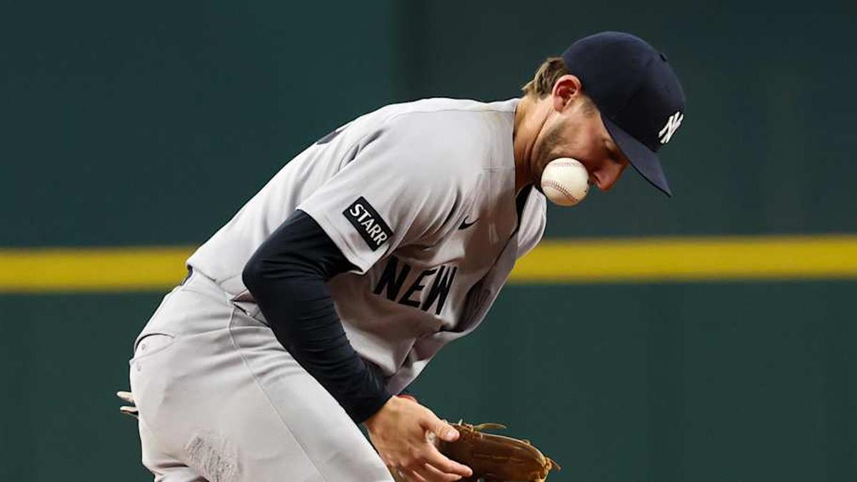  New York Yankees third baseman Ryan McMahon (19) fields the ball off his face during the ninth inning against the Texas Rangers against at Globe Life Field. | Kevin Jairaj-Imagn Images 
