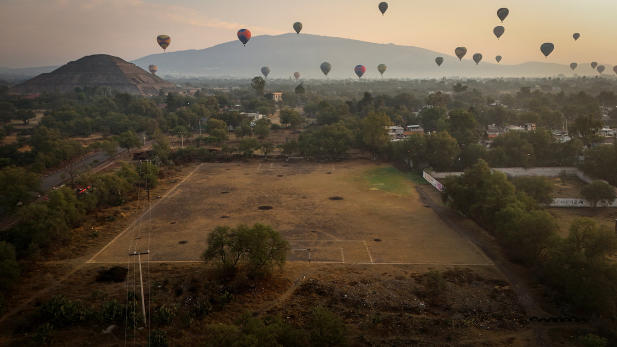 A drone view shows a soccer field as hot air balloons float near the Teotihuacan pyramids on the outskirts of Mexico City, Mexico, April 12, 2026. REUTERS/Raquel Cunha            SEARCH "CUNHA MEXICO SOCCER" FOR THIS STORY. SEARCH "WIDER IMAGE" FOR ALL STORIES.