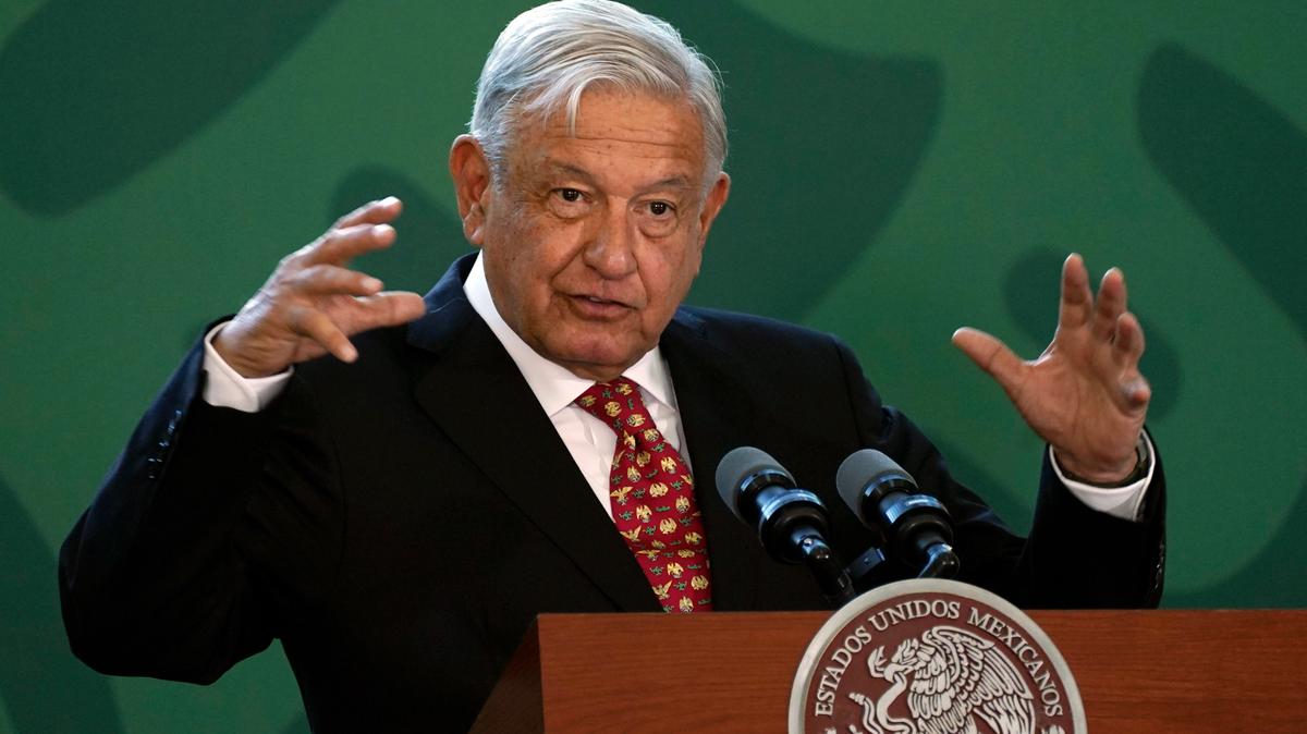 El presidente de México, Andrés Manuel López Obrador, da su conferencia de prensa matutina diaria durante la inauguración del Aeropuerto Internacional Felipe Ángeles al norte de la Ciudad de México, el lunes 21 de marzo de 2022. (AP Foto/Marco Ugarte)