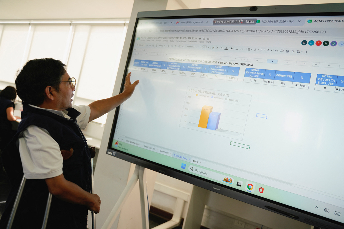 A worker shows a screen as personnel of Peru's National Office of Electoral Processes (ONPE) receive data from provinces as they monitor voting while vote counting continues in the presidential runoff between conservative presidential candidate Keiko Fujimori and left-wing candidate Roberto Sanchez, in Lima, Peru, June 9, 2026. REUTERS/Leslie Moreno