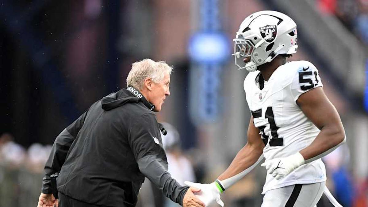 Sep 7, 2025; Foxborough, Massachusetts, USA; Las Vegas Raiders head coach Pete Carroll reacts with defensive end Malcolm Koonce (51) during the second half at Gillette Stadium. Mandatory Credit: Brian Fluharty-Imagn Images | Brian Fluharty-Imagn Images 