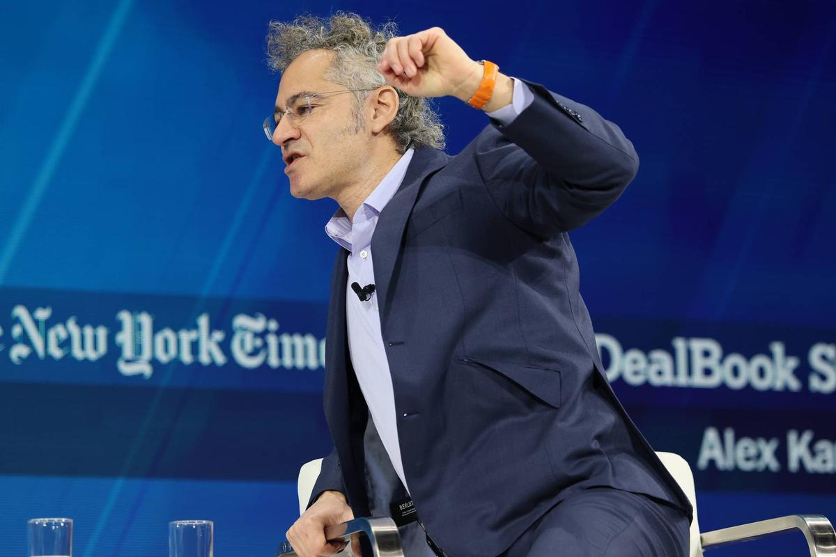  Palantir CEO Alex Karp speaks as investors weigh the company's AI and defense growth 