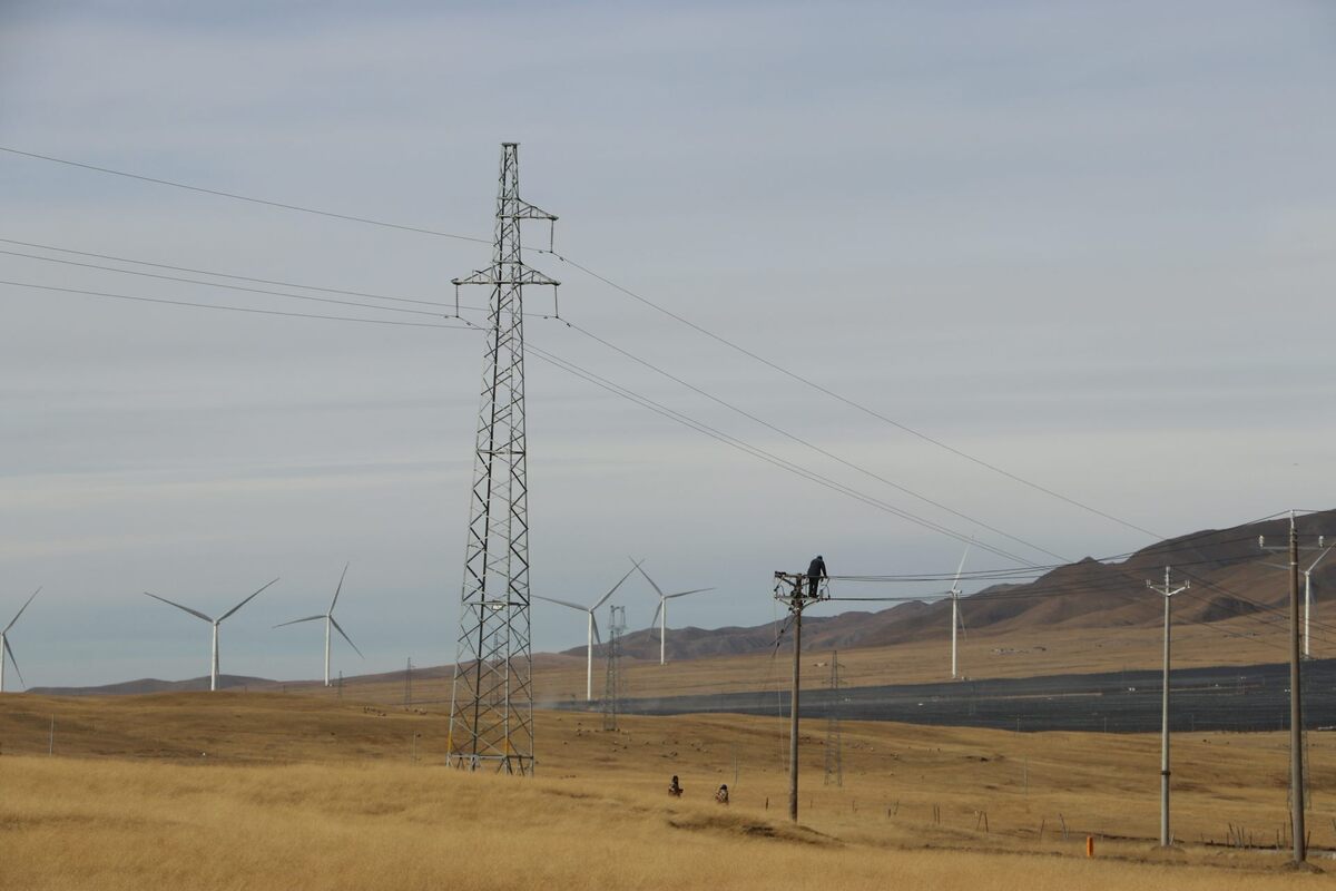  Workers set up power transmission lines. Sanggay Tashi, CC BY-ND 
