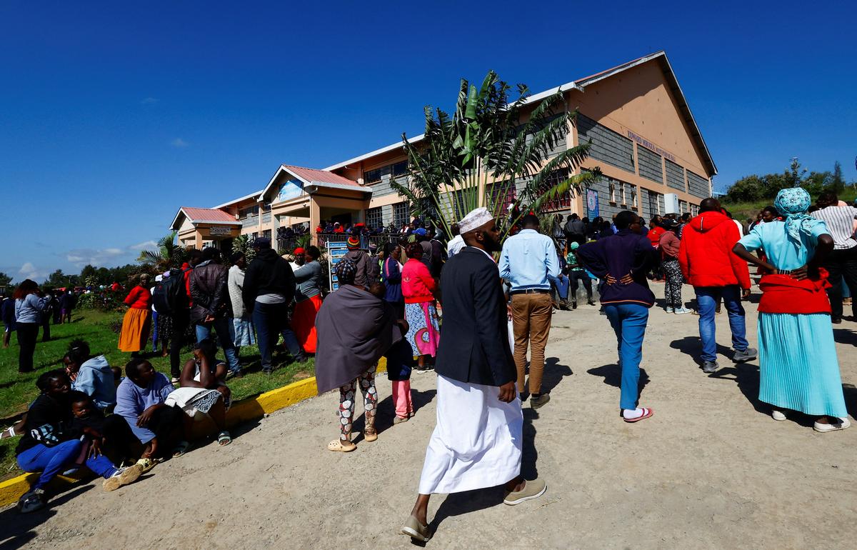 Parents and students gather at the Utumishi Girls' Academy Senior School following an overnight fire in a dormitory at the facility in Gilgil, Nakuru county, Kenya May 28, 2026. REUTERS/Thomas Mukoya