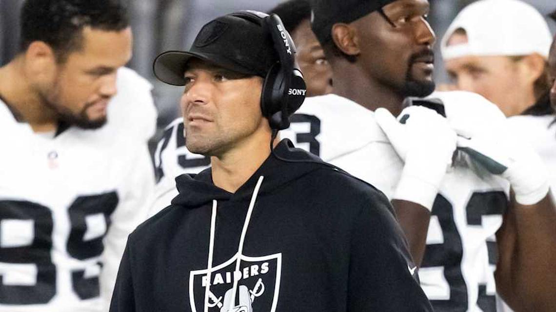  Aug 23, 2025; Glendale, Arizona, USA; Las Vegas Raiders defensive line coach Rob Leonard against the Arizona Cardinals during a preseason NFL game at State Farm Stadium. Mandatory Credit: Mark J. Rebilas-Imagn Images | Mark J. Rebilas-Imagn Images 