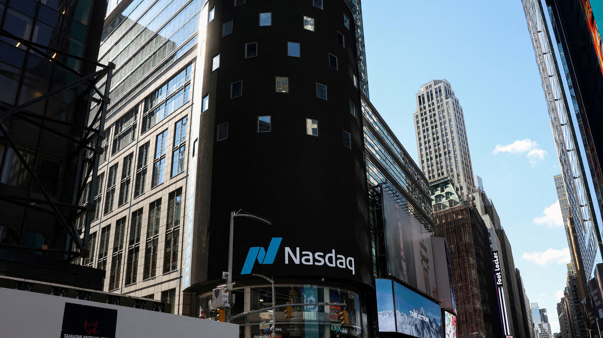 FILE PHOTO: The Nasdaq logo is displayed on a screen at the Nasdaq Market site in Times Square in New York City, U.S., April 17, 2026. REUTERS/Brendan McDermid/File Photo