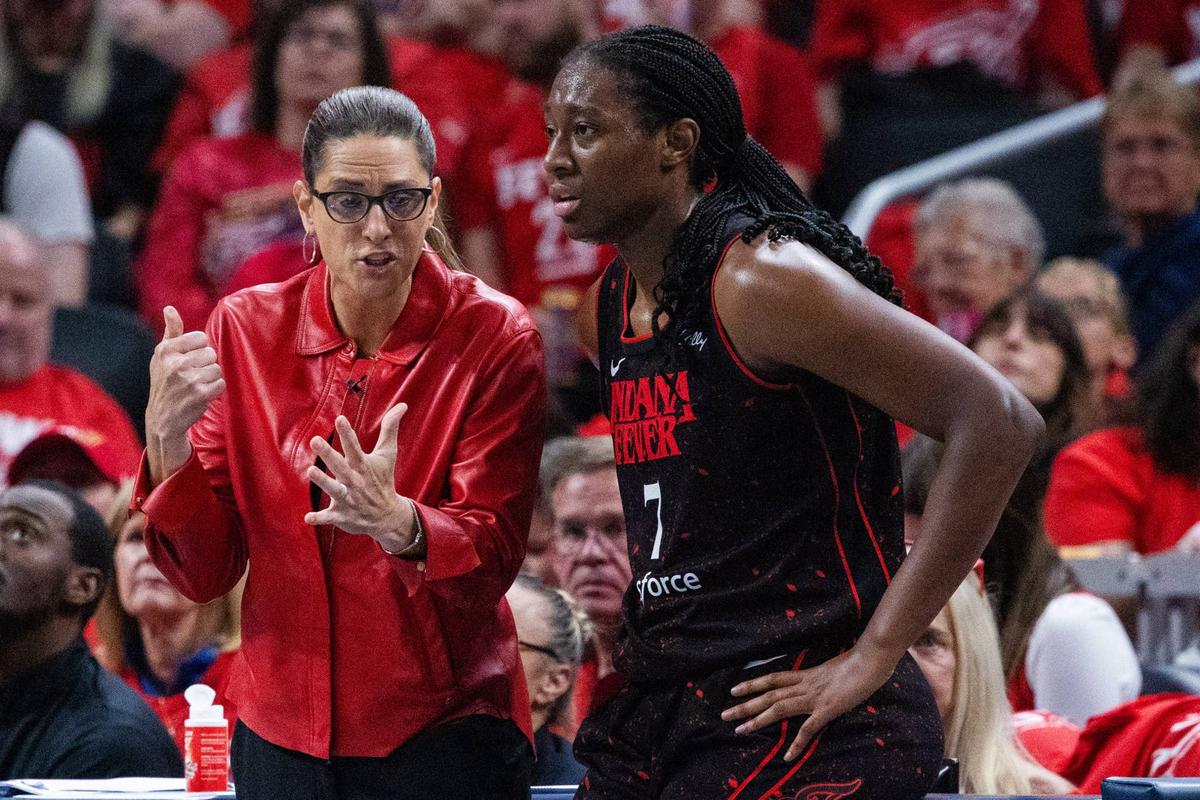  Indiana Fever head coach Stephanie White instructs forward Aliyah Boston (7) during a game. Trevor Ruszkowski-Imagn Images