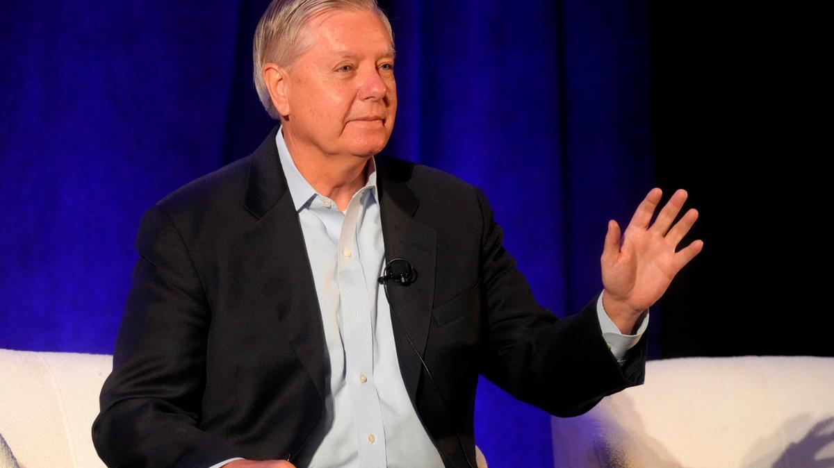 El senador federal republicano Lindsey Graham participa en una conversación legislativa auspiciada por la Cámara de Comercio de Carolina del Sur, el jueves 18 de agosto de 2022, en Columbia, Carolina del Sur. (AP Foto/Meg Kinnard)