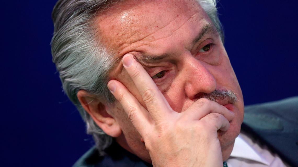 El presidente argentino Alberto Fernández espera para hablar durante la Conferencia de las Naciones Unidas sobre el Cambio Climático COP26 en Glasgow, Escocia, el martes 2 de noviembre de 2021. La coalición opositora Juntos por el Cambio derrotó a la alianza de Fernández en las elecciones legislativas y regionales del 14 de noviembre de 2021. (Adrian Dennis/Pool Foto vía AP)