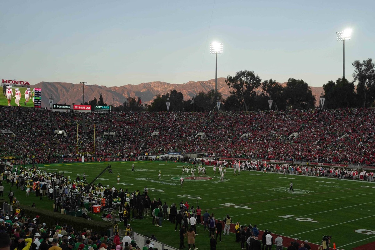  Rose Bowl stadium view. 