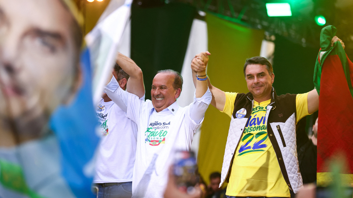 Flavio Bolsonaro slightly leads Lula in Brazil runoff, Quaest poll shows