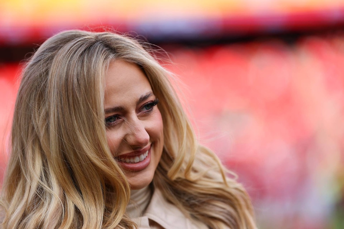  KANSAS CITY, MISSOURI - JANUARY 18: Brittany Mahomes on the sideline prior to the AFC Divisional playoff game between the Kansas City Chiefs and the Houston Texans at GEHA Field at Arrowhead Stadium on January 18, 2025 in Kansas City, Missouri. (Photo by Aaron M. Sprecher/Getty Images) 