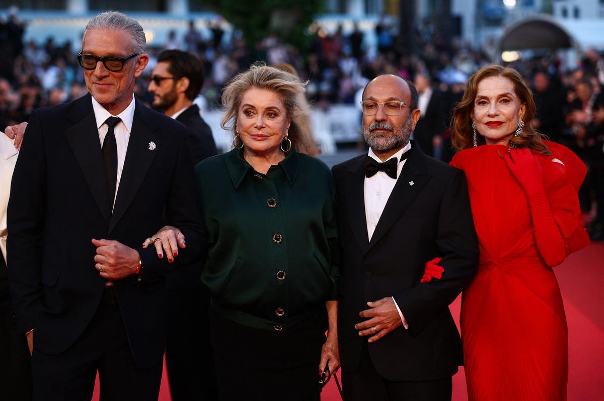 Director Asghar Farhadi and cast members Vincent Cassel, Isabelle Huppert and Catherine Deneuve  pose on the red carpet during arrivals for the screening of the film "Histoires paralleles" (Parallel Tales) in competition at the 79th Cannes Film Festival in Cannes, France, May 14, 2026. REUTERS/Marko Djurica